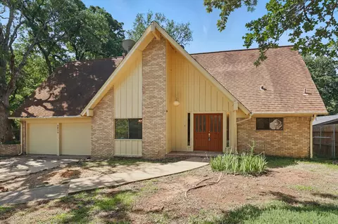 2812 Oak Cliff Ln, Arlington, TX 76012