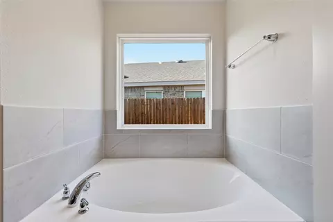 Bath - 114 John Laurens Dr, Venus, TX 76084 photo 1 of 3