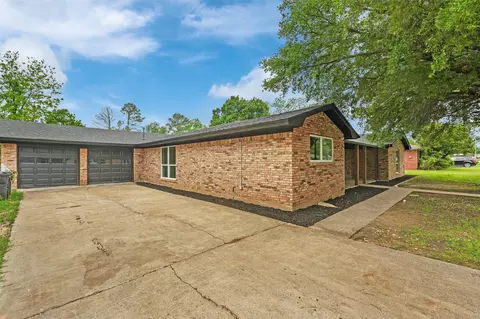 717 E Roewe St, Pilot Point, TX 76258 photo 4