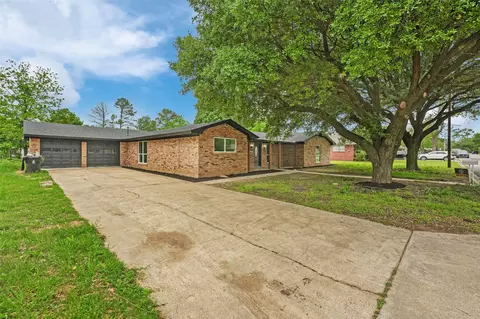 717 E Roewe St, Pilot Point, TX 76258 photo 3