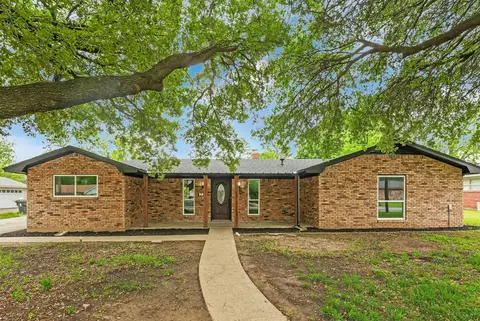 717 E Roewe St, Pilot Point, TX 76258