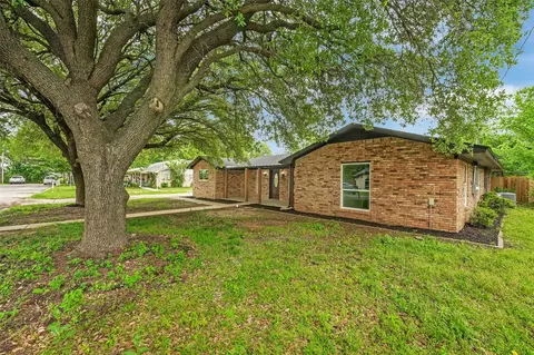 717 E Roewe St, Pilot Point, TX 76258 photo 2