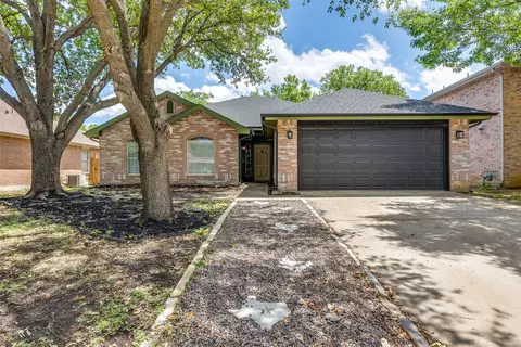 943 Santa Fe Dr, Saginaw, TX 76131