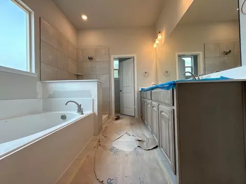 Bath - 509 Ashlow Ct, Springtown, TX 76082 photo 2 of 2
