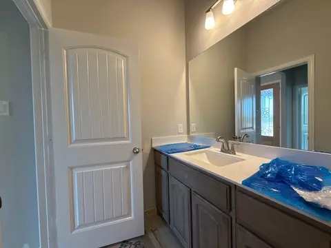 Bath - 509 Ashlow Ct, Springtown, TX 76082 photo 1 of 2