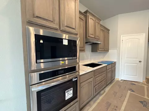 Kitchen - 509 Ashlow Ct, Springtown, TX 76082 photo 2 of 3