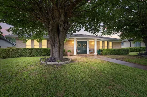 6015 Sunny Crest Ln, Dallas, TX 75241