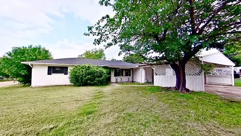 700 N Scarlett Dr, Lacy Lakeview, TX 76705