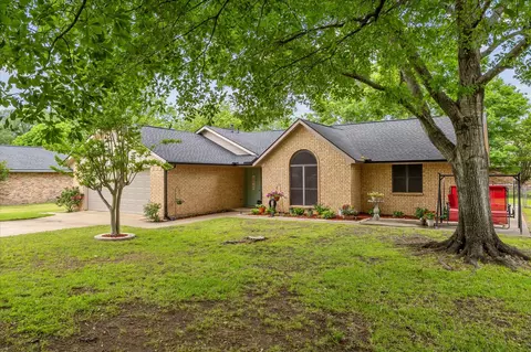 304 Hackberry Dr, Greenville, TX 75402