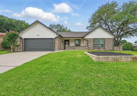 2800 Bluebonnet Ln, Bedford, TX 76021