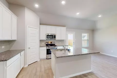 Kitchen - 3909 Yarrow Dr, Argyle, TX 76226 photo 4 of 5