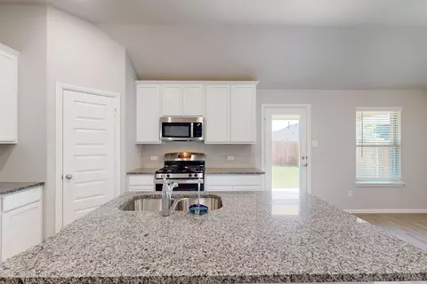 Kitchen - 3909 Yarrow Dr, Argyle, TX 76226 photo 3 of 5