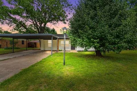 820 Yale Ave, Lewisville, TX 75057
