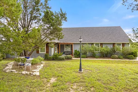 415 Grandview Dr, Granbury, TX 76049