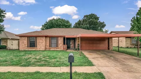 1233 Dennis Dr, Saginaw, TX 76179