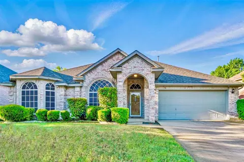 6728 Dogwood Ln, North Richland Hills, TX 76182