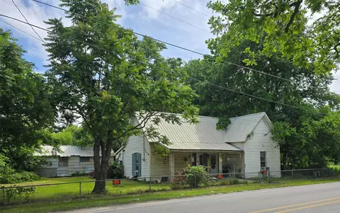 203 E Sherman St, Chico, TX 76431