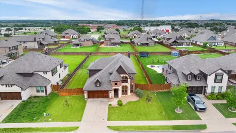 710 Oakleaf Dr, Midlothian, TX 76065