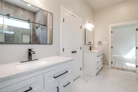 Bath - 209 W Nolan St, Lorena, TX 76655 photo 2 of 5
