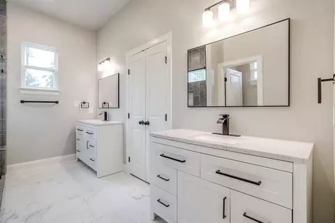 Bath - 209 W Nolan St, Lorena, TX 76655 photo 1 of 5