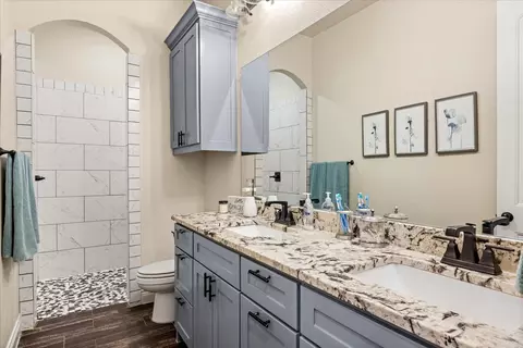 Bath - 100 Knob Ct, Springtown, TX 76082 photo 3 of 4