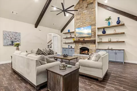 Living - 100 Knob Ct, Springtown, TX 76082 photo 1 of 3