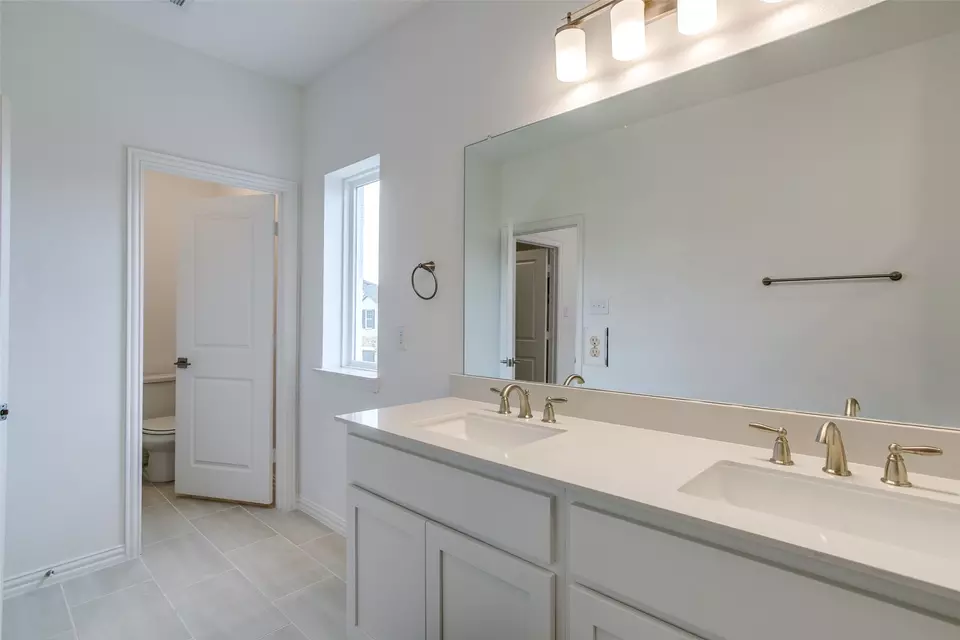 Bath - 9944 Hennings St, Irving, TX 75063 photo 1 of 3