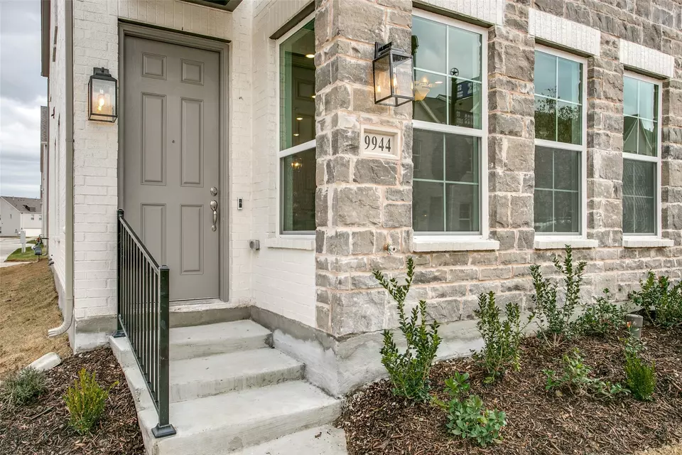 Exterior - 9944 Hennings St, Irving, TX 75063 photo 3 of 3