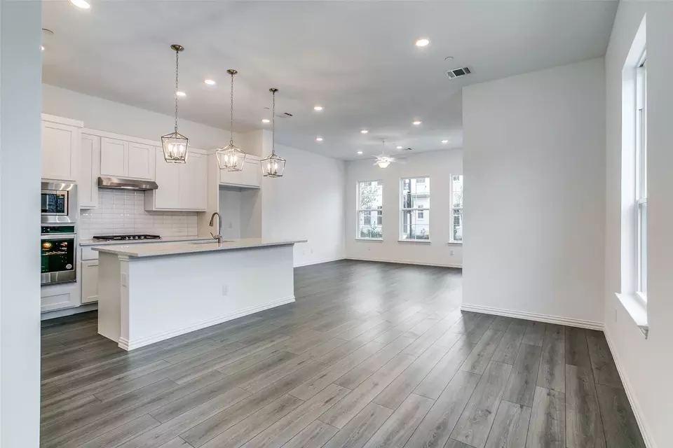 Living - 9944 Hennings St, Irving, TX 75063 photo 2 of 5