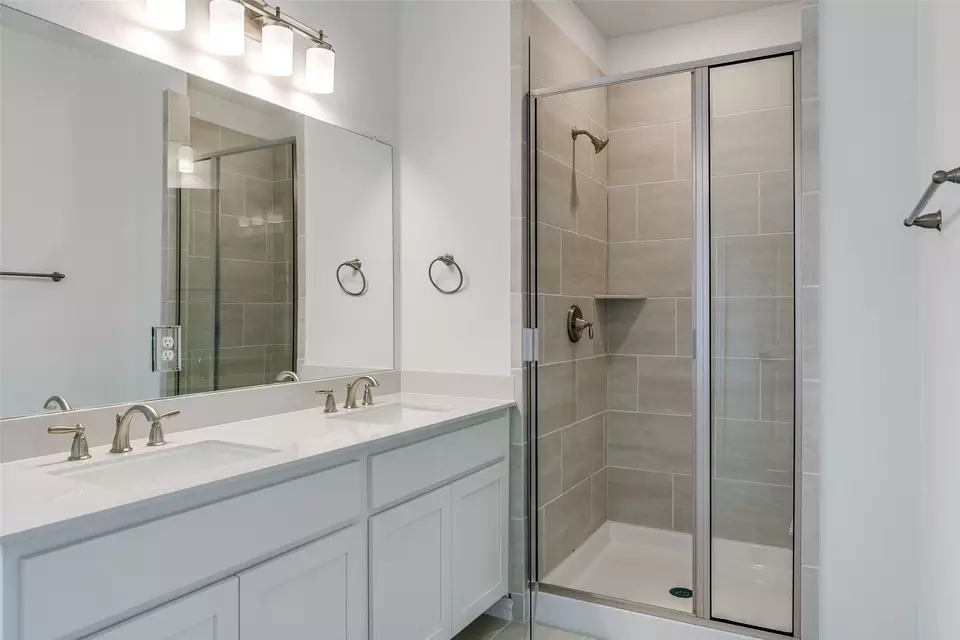 Bath - 9944 Hennings St, Irving, TX 75063 photo 2 of 3