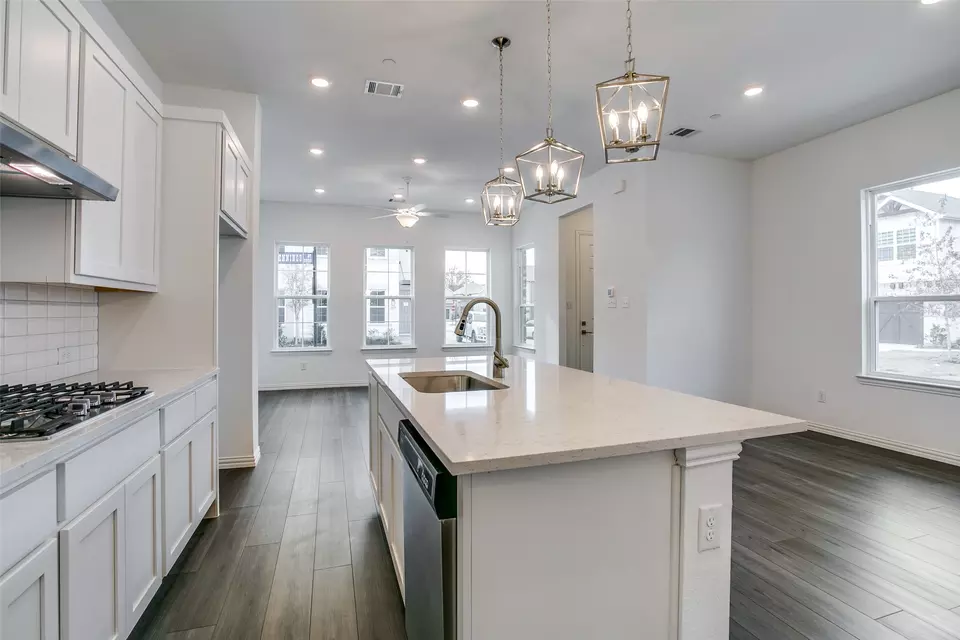 Kitchen - 9944 Hennings St, Irving, TX 75063 photo 2 of 3