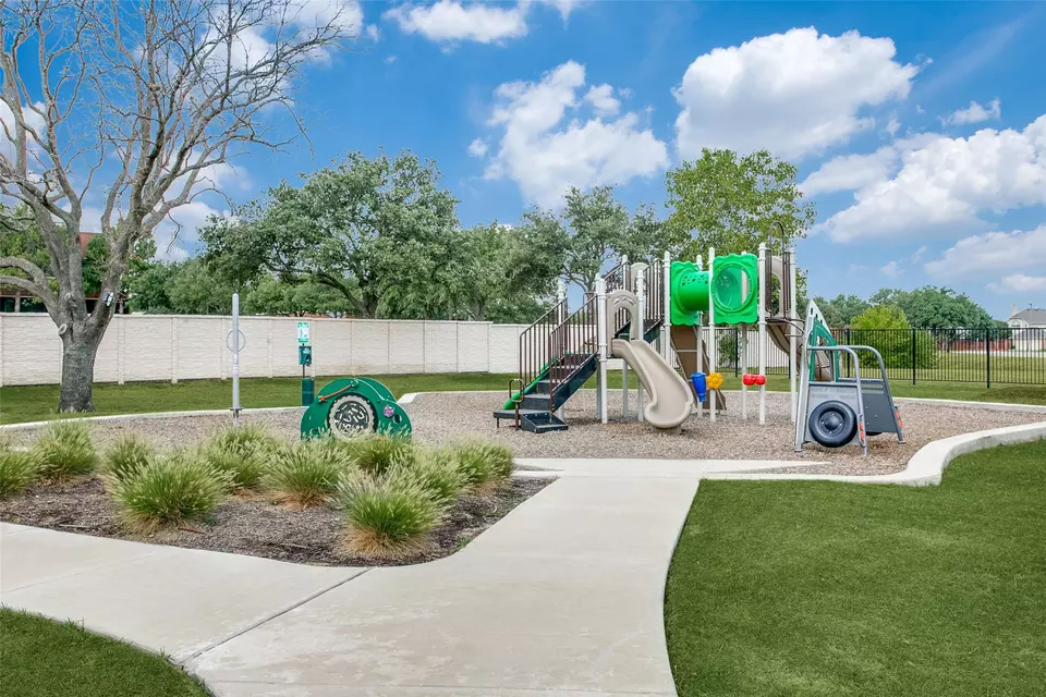 View/Area - 9944 Hennings St, Irving, TX 75063 photo 1 of 1