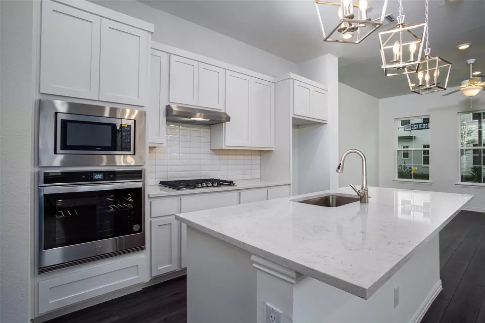 Kitchen - 9944 Hennings St, Irving, TX 75063 photo 3 of 3