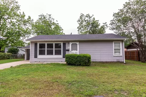 303 E 8th St, Kaufman, TX 75142