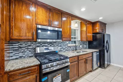 Kitchen - 907 Clebud Dr, Euless, TX 76040 photo 2 of 5