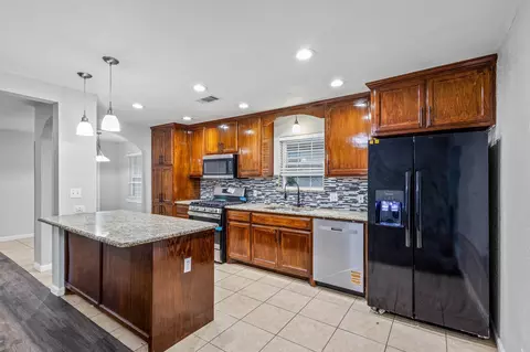 Kitchen - 907 Clebud Dr, Euless, TX 76040 photo 3 of 5
