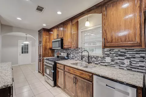 Kitchen - 907 Clebud Dr, Euless, TX 76040 photo 4 of 5