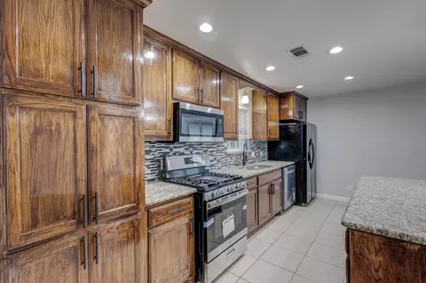 Kitchen - 907 Clebud Dr, Euless, TX 76040 photo 1 of 5