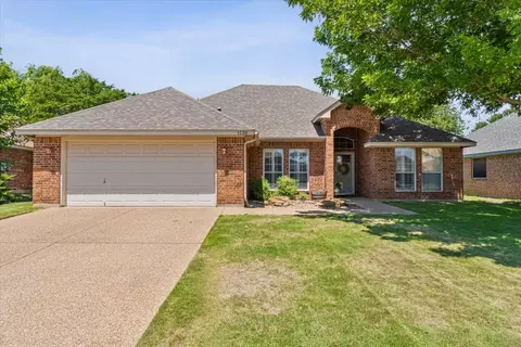 1120 Park Gln, Crowley, TX 76036