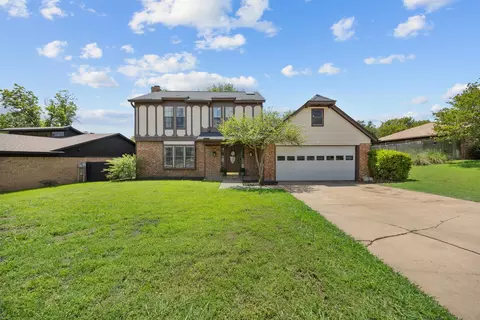 213 Covington Dr, Benbrook, TX 76126