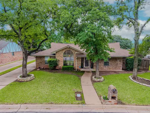 1720 Prestonwood Dr, Arlington, TX 76012