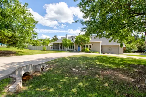 300 Colt Dr, Lake Kiowa, TX 76240