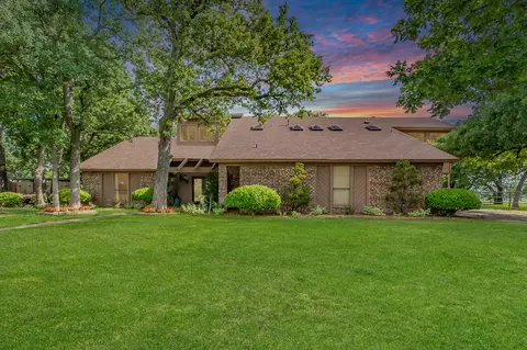 7300 Londonderry Dr, North Richland Hills, TX 76182