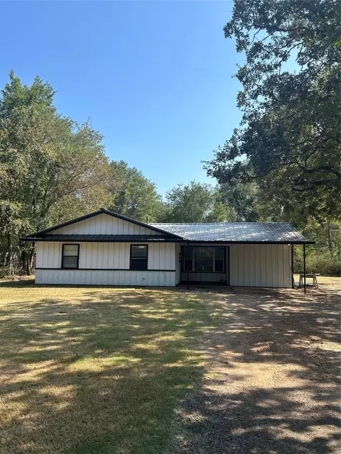 111 Circle Dr, Bogata, TX 75417