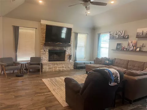 Living - 713 Edward Ct, Abilene, TX 79601 photo 2 of 4