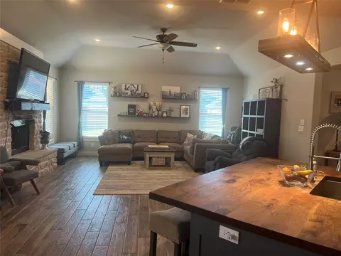 Living - 713 Edward Ct, Abilene, TX 79601 photo 3 of 4