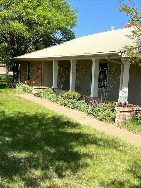 310 Valley Trail Dr, Weatherford, TX 76087