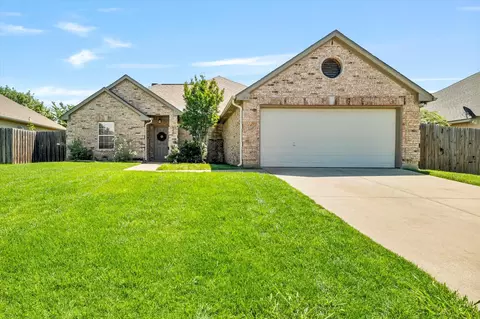 817 Countryside Dr, Aubrey, TX 76227