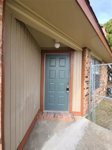 302 W Warrior Trl, Grand Prairie, TX 75052