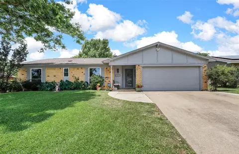 7601 Ridgeway Ave, North Richland Hills, TX 76182
